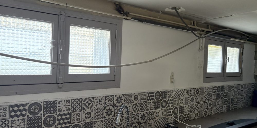 Pose de fenêtres sur mesure en PVC avec verre dépoli dans une buanderie à Angers – chantier réalisé avec finitions intérieures et adaptation aux contraintes techniques.